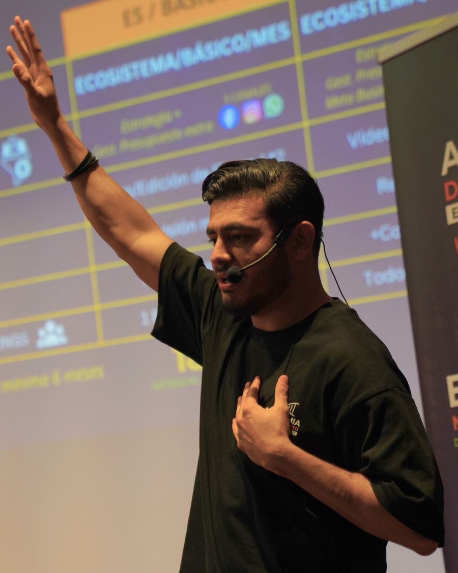 Engels Arce presentando en Academia