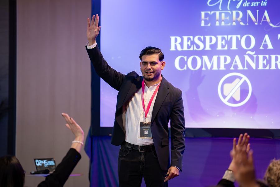Engels Arce dirigiendo en escenario