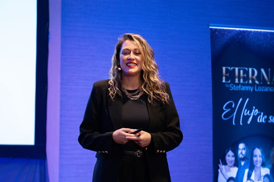 Andrea Salas dirigiendo en escenario