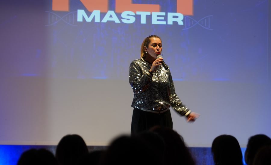 Andrea Salas como maestra de ceremonia