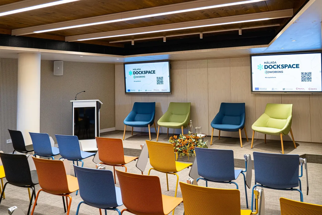 Cámara de Comercio de Málaga (salas, salón de plenos y aulas) en Málaga, aforo hasta 72 personas