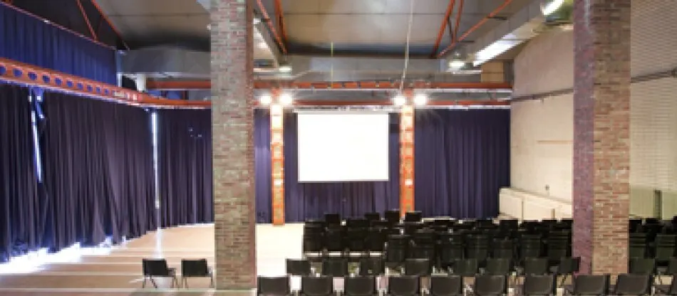 Centre Cívic Cotxeres de Sants (Sala d'Actes y Sala de Conferències) en Barcelona, aforo hasta 150 personas