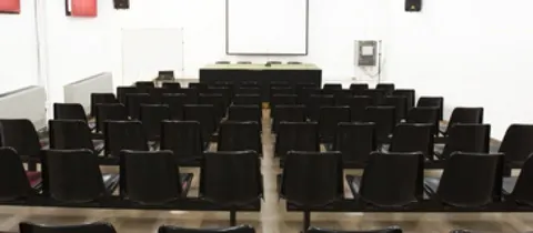 Centre Cívic Cotxeres de Sants (Sala d'Actes y Sala de Conferències) en Barcelona, aforo hasta 150 personas · imagen 2