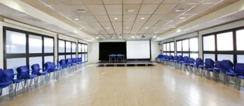 Centre Cívic Cotxeres de Sants (Sala d'Actes y Sala de Conferències) en Barcelona, aforo hasta 150 personas · imagen 3