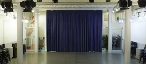 Centre Cívic La Sagrera - La Barraca (Sala d'Actes) en Barcelona, aforo hasta 120 personas · imagen 3
