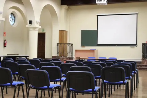 Colegio Mayor Universitario Pedro Cerbuna (alquiler de aulas) en Zaragoza, aforo hasta 240 personas · imagen 2