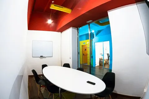 CREC Coworking (Sheldon Cooper Room) en Barcelona, aforo hasta 60 personas · imagen 2