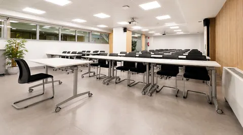 Ibercenter Azca (aulas de formación y salas) en Madrid, aforo hasta 100 personas